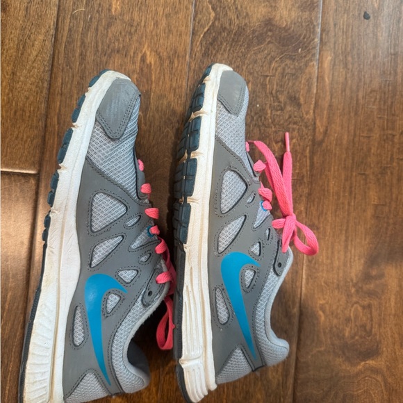 Women’s Nike shoes size 8 - Picture 2 of 6